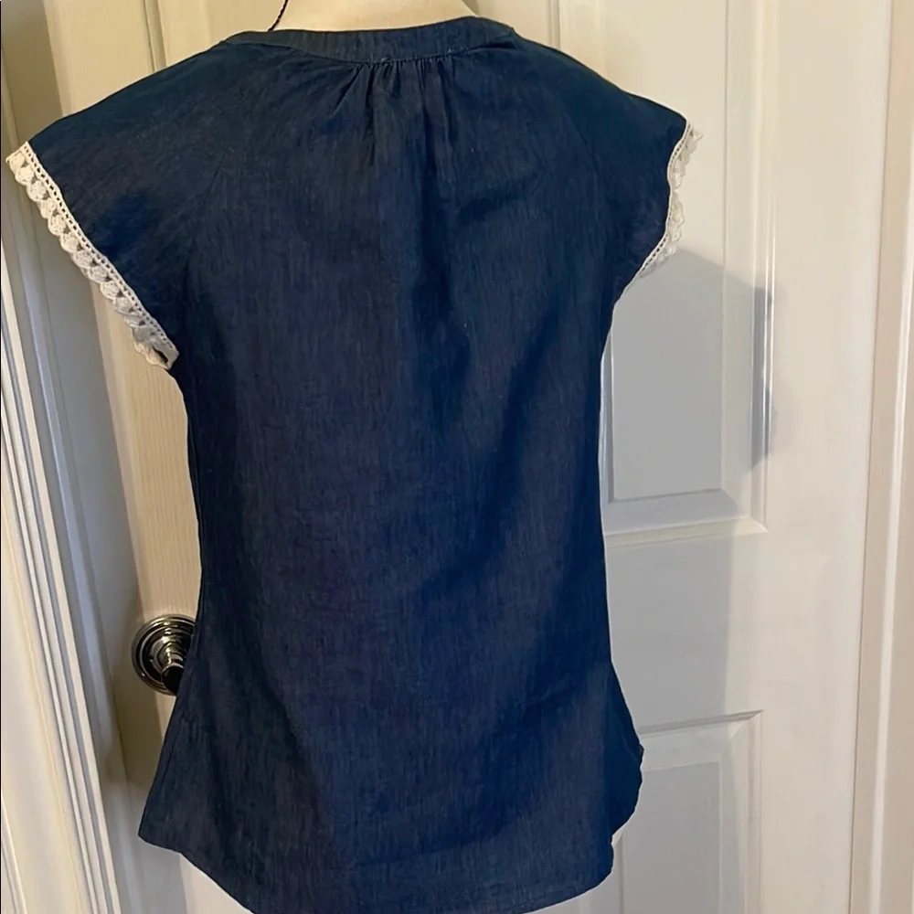 Chic Denim Lace-Up Blouse - Picture 4 of 6